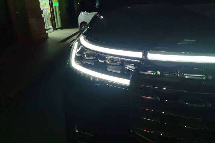 Used Ford Explorer 2023 EcoBoost 285 Four-Wheel Drive Titanium Edition 6 Seats Right Front Headlight