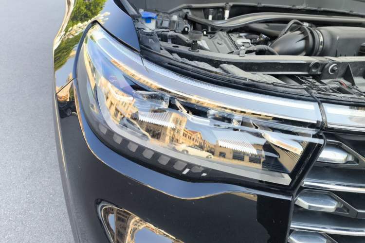 Used Ford Explorer 2023 EcoBoost 285 Four-Wheel Drive Titanium Edition 7-Seater Right Front Headlight