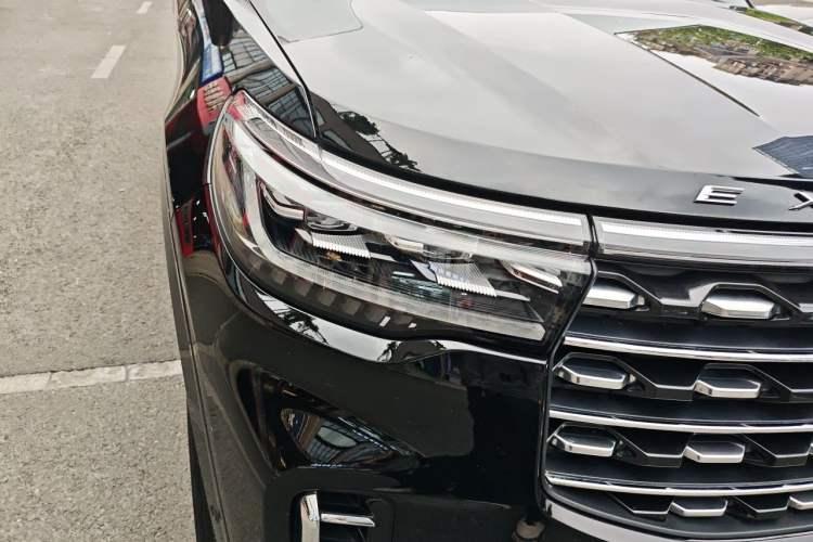 Used Ford Explorer 2023 EcoBoost 285 Four-Wheel Drive Titanium Edition 7-Seater Right Front Headlight