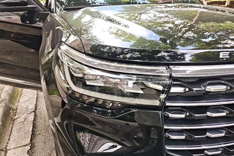 Used Ford Explorer 2023 EcoBoost 285 Four-Wheel Drive Titanium Edition 7-Seater Right Front Headlight