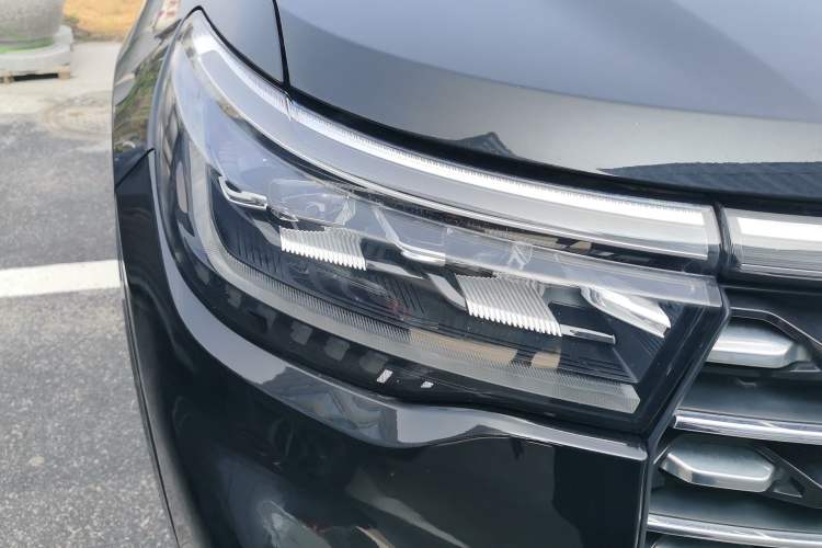 Used Ford Explorer 2023 EcoBoost 285 Four-Wheel Drive Titanium Edition 7-Seater Right Front Headlight