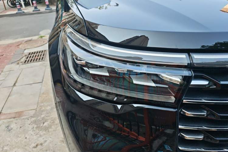 Used Ford Explorer 2023 EcoBoost 285 Four-Wheel Drive Titanium Edition 7-Seater Right Front Headlight