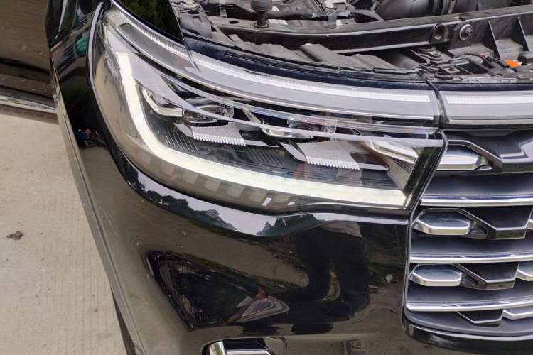 Used Ford Explorer 2023 EcoBoost 285 Four-Wheel Drive Titanium Edition 7-Seater Right Front Headlight