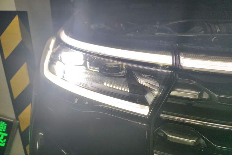 Used Ford Explorer 2023 EcoBoost 285 Four-Wheel Drive Titanium Edition 7-Seater Right Front Headlight