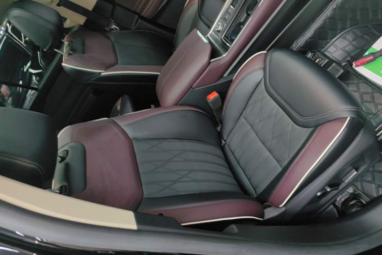Used Ford Explorer 2023 EcoBoost 285 Four-Wheel Drive Titanium Edition 7-Seater Right Front Seat