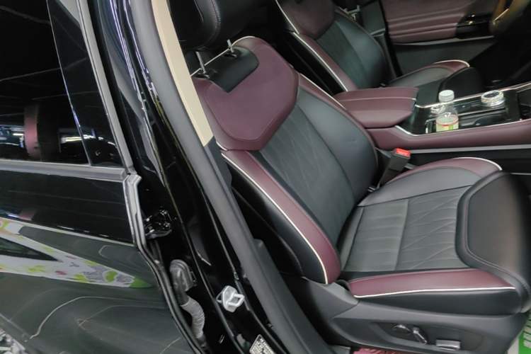 Used Ford Explorer 2023 EcoBoost 285 Four-Wheel Drive Titanium Edition 7-Seater Right Front Seat