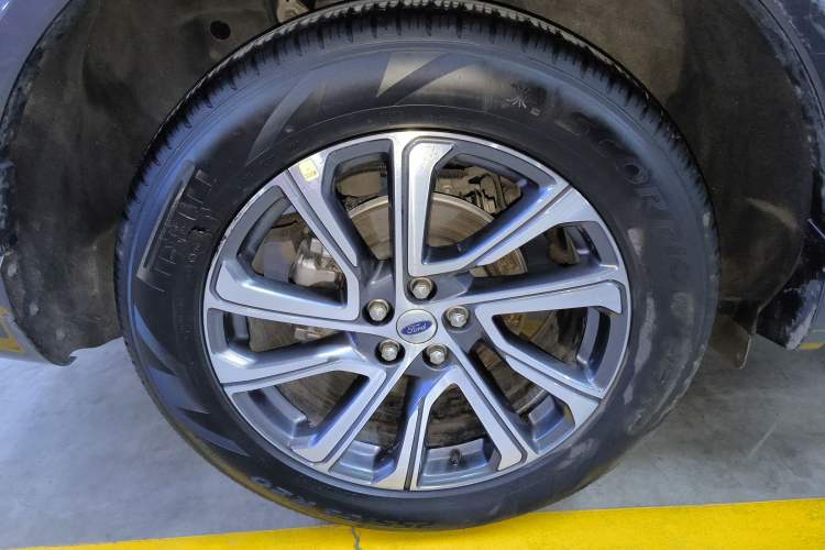 Used Ford Explorer 2023 EcoBoost 285 Four-Wheel Drive Stylish Plus Version 7 Seats Right Rear Wheel Hub