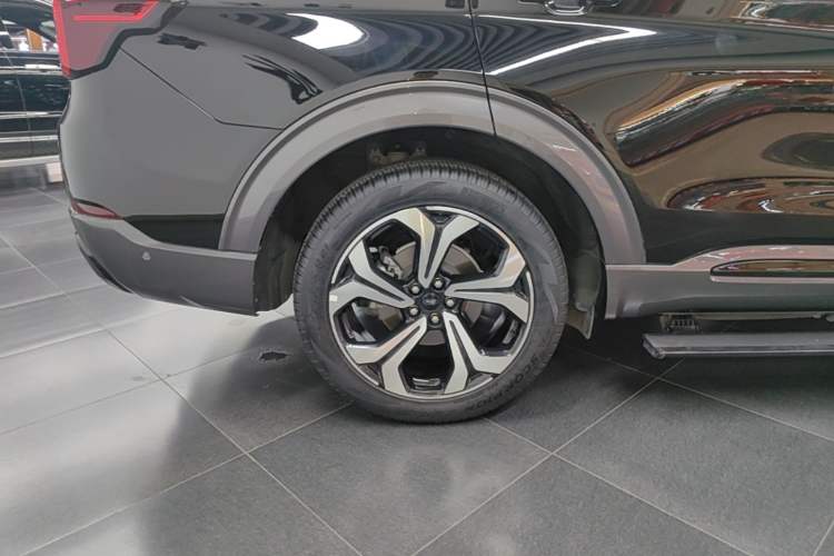 Used Ford Explorer 2023 EcoBoost 285 4x4 ST-LINE 6-Seater Right Rear Wheel Hub