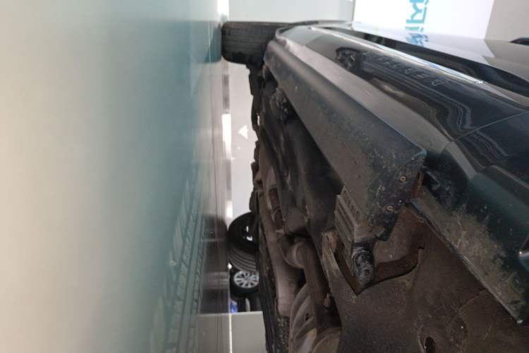 Used Ford Explorer 2023 EcoBoost 285 Four-Wheel Drive Titanium Edition 6 Seats Right Side Sill