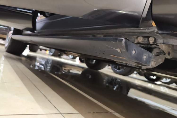 Used Ford Explorer 2023 EcoBoost 285 Four-Wheel Drive Titanium Edition 6 Seats Right Side Sill