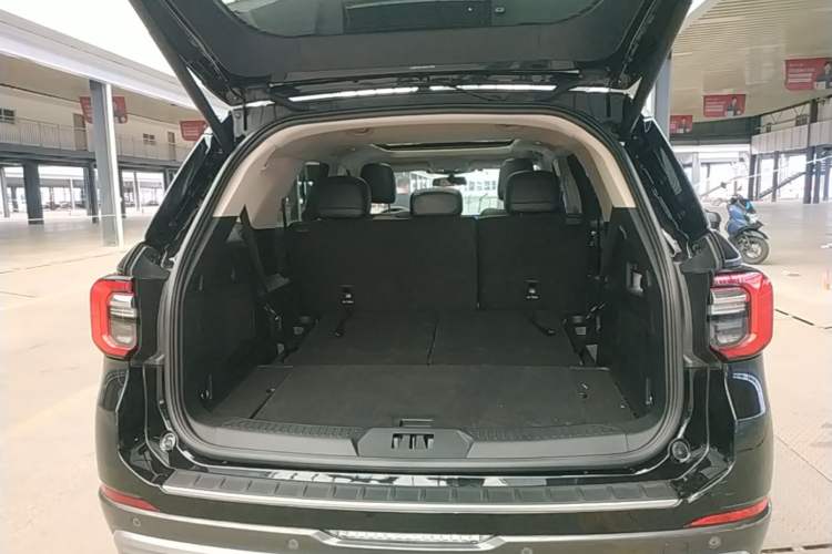 Used Ford Explorer 2023 EcoBoost 285 Four-Wheel Drive Titanium Edition 7-Seater Trunk