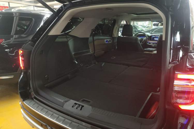 Used Ford Explorer 2023 EcoBoost 285 Four-Wheel Drive Titanium Edition 7-Seater Trunk