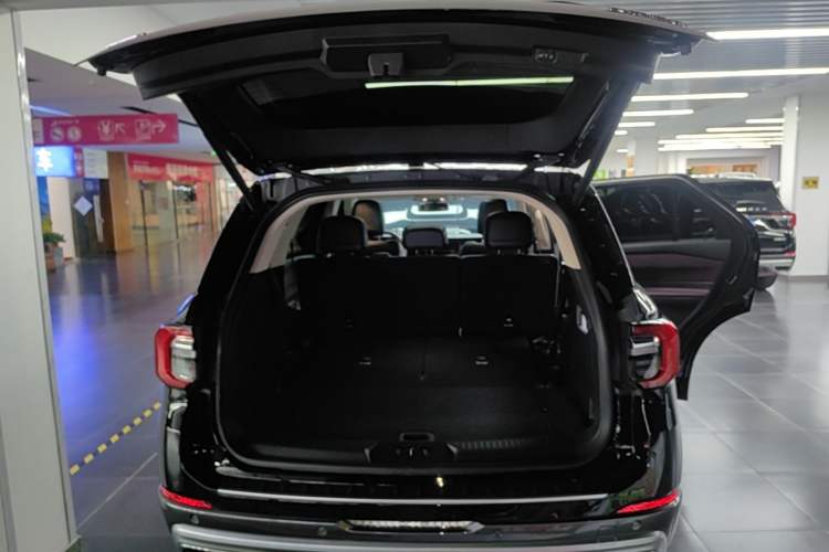 Used Ford Explorer 2023 EcoBoost 285 Four-Wheel Drive Titanium Edition 7-Seater Trunk