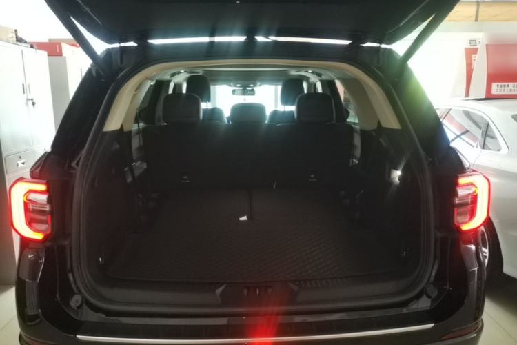 Used Ford Explorer 2023 EcoBoost 285 Four-Wheel Drive Titanium Edition 7-Seater Trunk