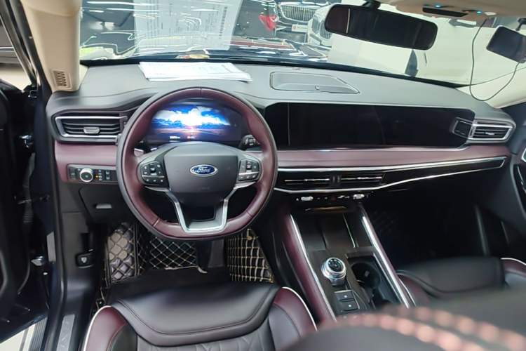 Used Ford Explorer 2023 EcoBoost 285 Four-Wheel Drive Titanium Edition 7-Seater Center Console