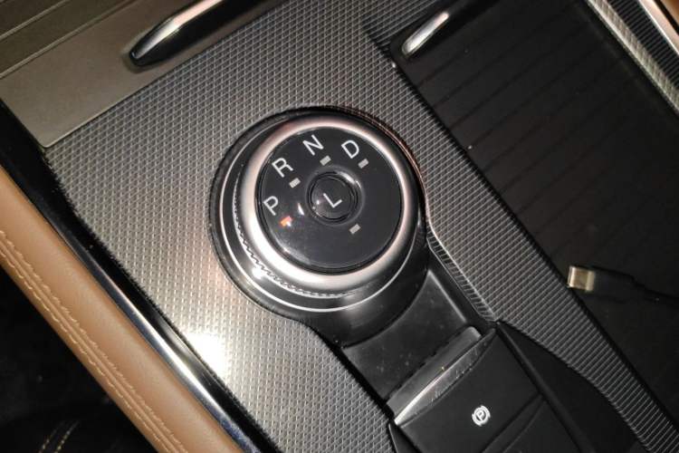 Used Ford Explorer 2023 EcoBoost 285 Four-Wheel Drive Titanium Edition 6 Seats Gear Lever