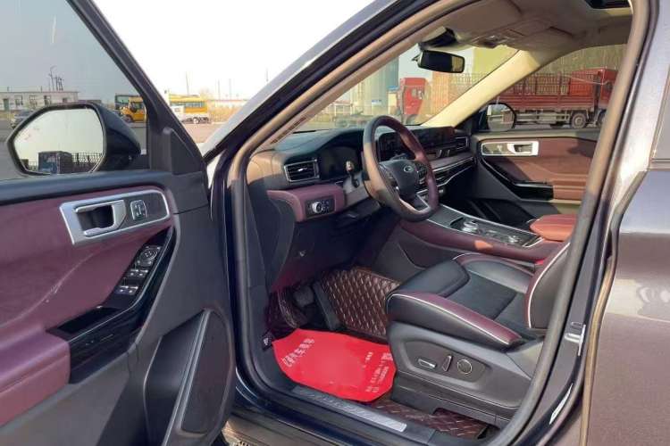 Used Ford Explorer 2023 EcoBoost 285 Four-Wheel Drive Titanium Edition 7-Seater Interior 2