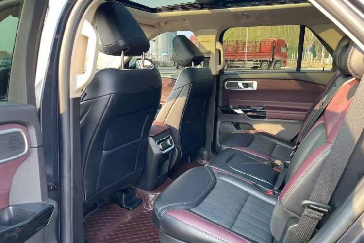 Used Ford Explorer 2023 EcoBoost 285 Four-Wheel Drive Titanium Edition 7-Seater Interior 3