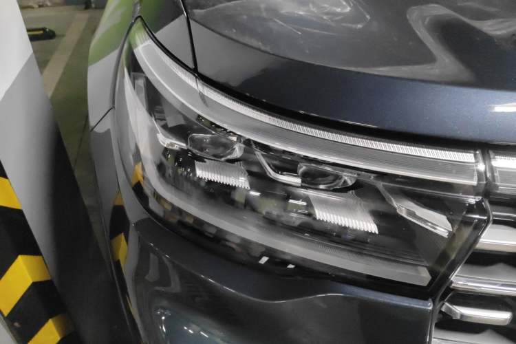 Used Ford Explorer 2023 EcoBoost 285 Four-Wheel Drive Titanium Edition 6 Seats Right Front Headlight