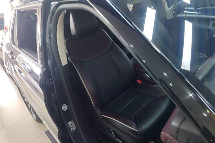 Used Ford Explorer 2023 EcoBoost 285 Four-Wheel Drive Titanium Edition 7-Seater Right Front Seat