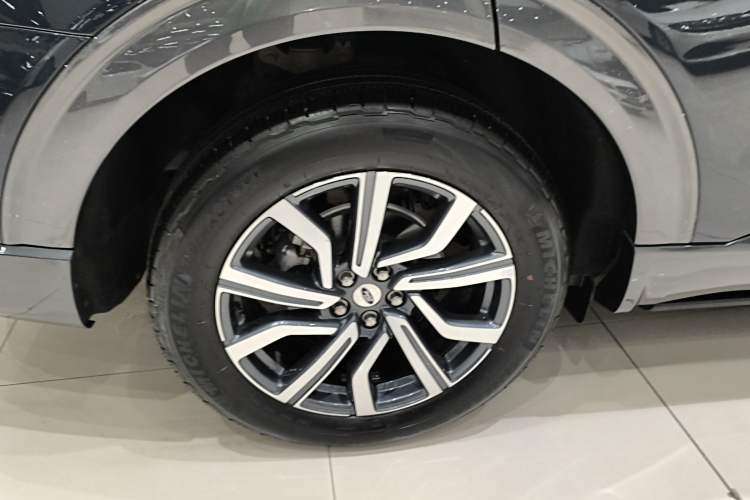 Used Ford Explorer 2023 EcoBoost 285 Four-Wheel Drive Titanium Edition 7-Seater Right Rear Wheel Hub