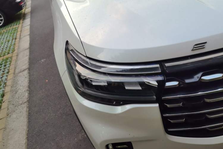 Used Ford Explorer 2023 EcoBoost 285 Four-Wheel Drive Titanium Edition 6 Seats Right Front Headlight