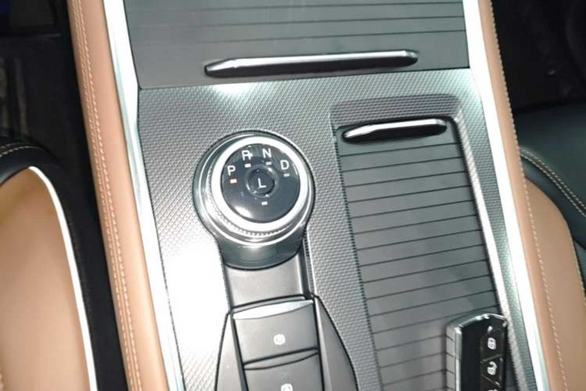 Used Ford Explorer 2023 EcoBoost 285 Four-Wheel Drive Titanium Edition 7-Seater Gear Lever