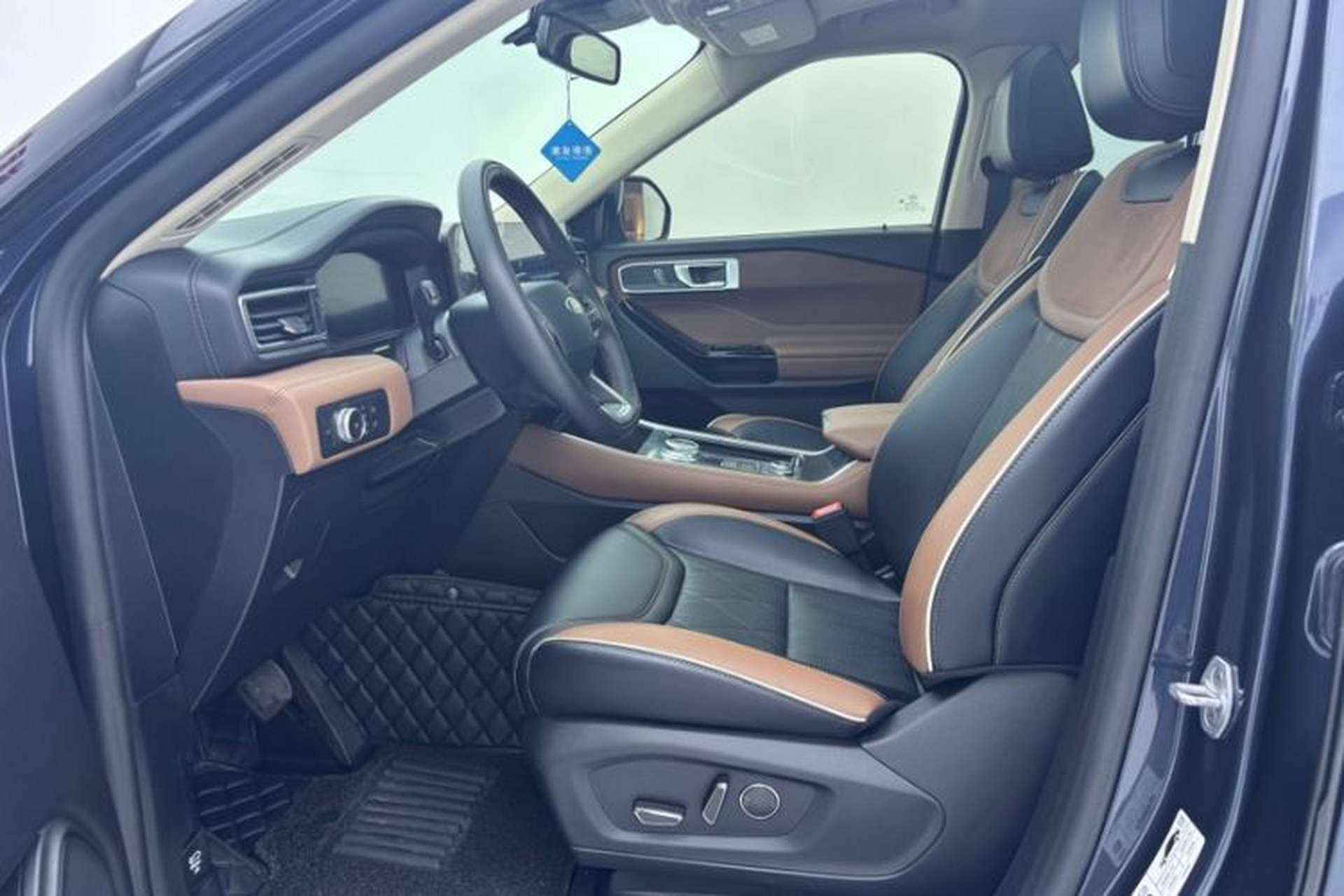 Used Ford Explorer 2023 EcoBoost 285 Four-Wheel Drive Titanium Edition 7-Seater Interior 10