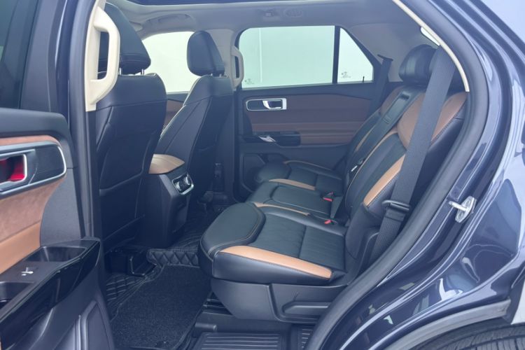 Used Ford Explorer 2023 EcoBoost 285 Four-Wheel Drive Titanium Edition 7-Seater Interior 4
