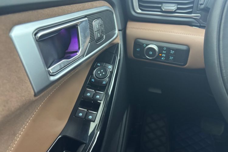 Used Ford Explorer 2023 EcoBoost 285 Four-Wheel Drive Titanium Edition 7-Seater Interior 6