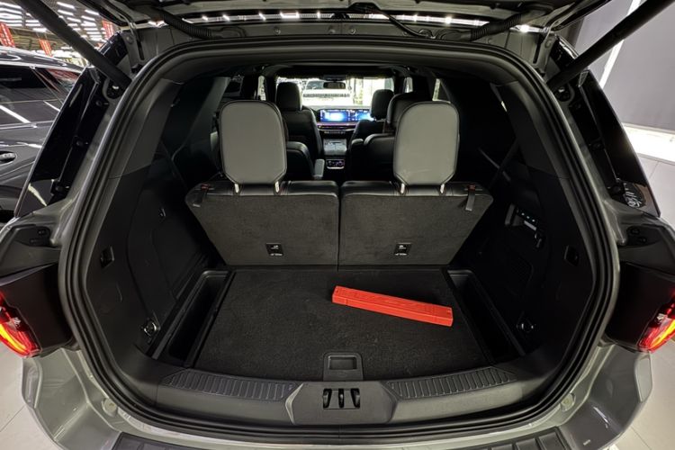 Used Ford Explorer 2023 EcoBoost 285 4x4 ST-LINE 6-Seater Interior 8