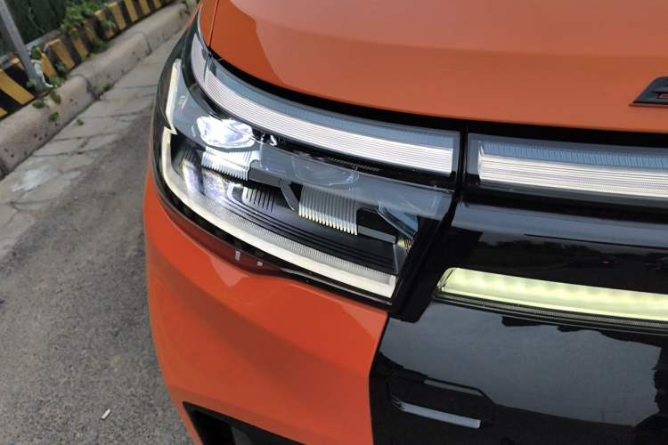 Used Ford Explorer 2023 EcoBoost 285 Kunlun Peak Edition 6-Seater Right Front Headlight