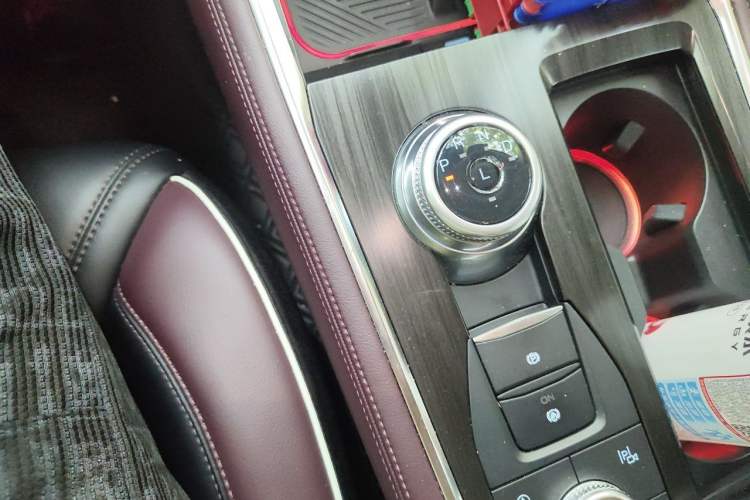 Used Ford Explorer 2023 EcoBoost 285 Four-Wheel Drive Titanium Edition 7-Seater Gear Lever