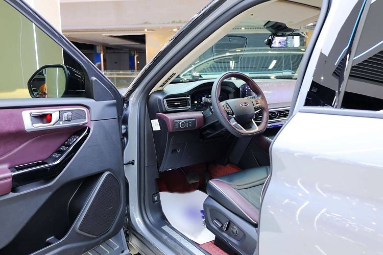Used Ford Explorer 2023 EcoBoost 285 Four-Wheel Drive Titanium Edition 6 Seats Interior 1