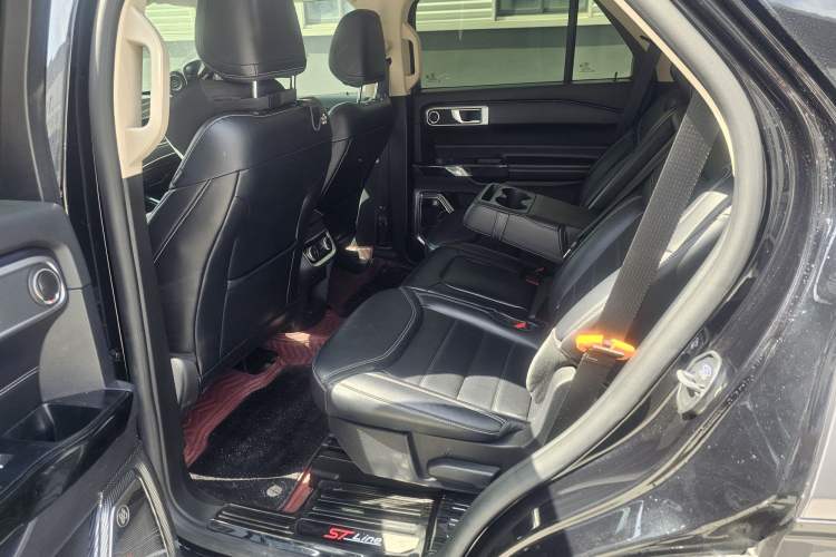 Used Ford Explorer 2023 EcoBoost 285 Four-Wheel Drive Stylish Plus Version 7 Seats Interior 3