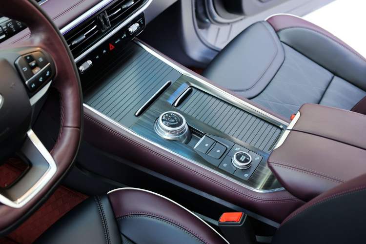 Used Ford Explorer 2023 EcoBoost 285 Four-Wheel Drive Titanium Edition 6 Seats Interior 4