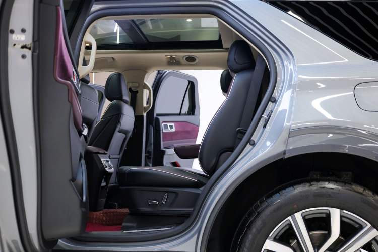 Used Ford Explorer 2023 EcoBoost 285 Four-Wheel Drive Titanium Edition 6 Seats Interior 7
