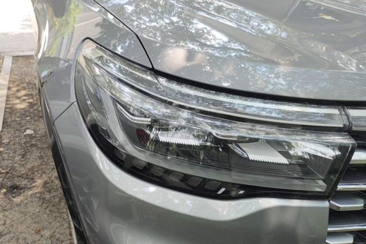 Used Ford Explorer 2023 EcoBoost 285 Four-Wheel Drive Titanium Edition 7-Seater Right Front Headlight