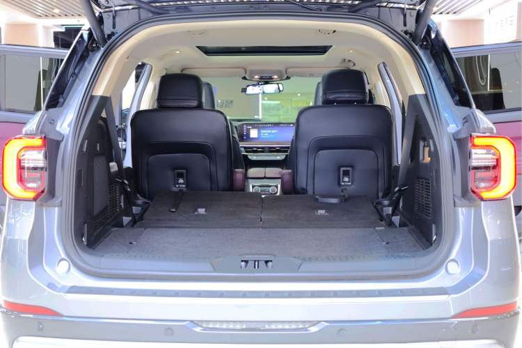 Used Ford Explorer 2023 EcoBoost 285 Four-Wheel Drive Titanium Edition 6 Seats Trunk
