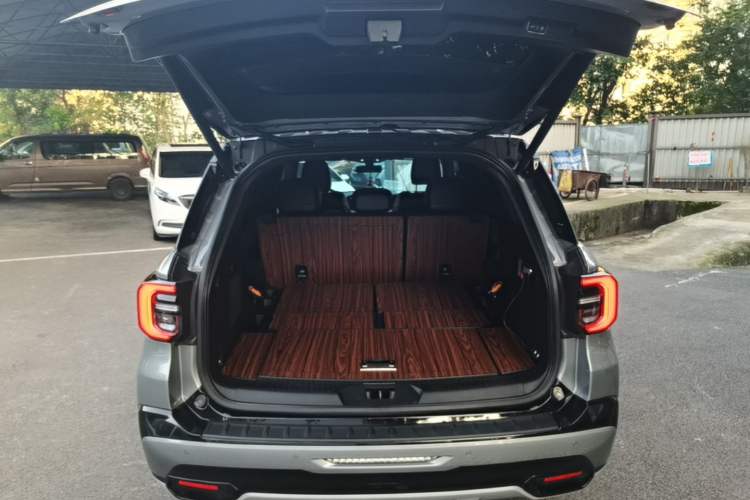 Used Ford Explorer 2023 EcoBoost 285 Kunlun Peak Edition 7-Seater Trunk