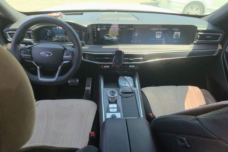 Used Ford Explorer 2023 EcoBoost 285 4x4 ST-LINE 7-Seater Center Console