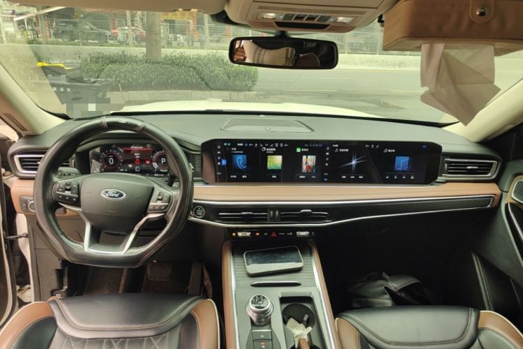 Used Ford Explorer 2023 EcoBoost 285 Four-Wheel Drive Titanium Edition 7-Seater Center Console