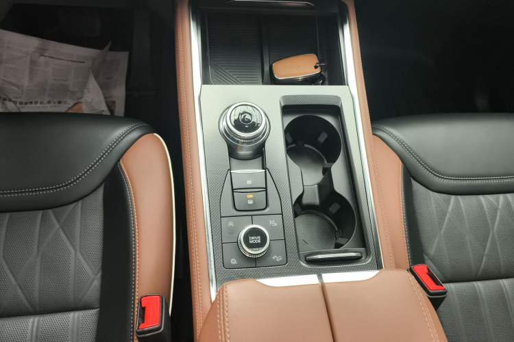 Used Ford Explorer 2023 EcoBoost 285 Four-Wheel Drive Titanium Edition 6 Seats Gear Lever