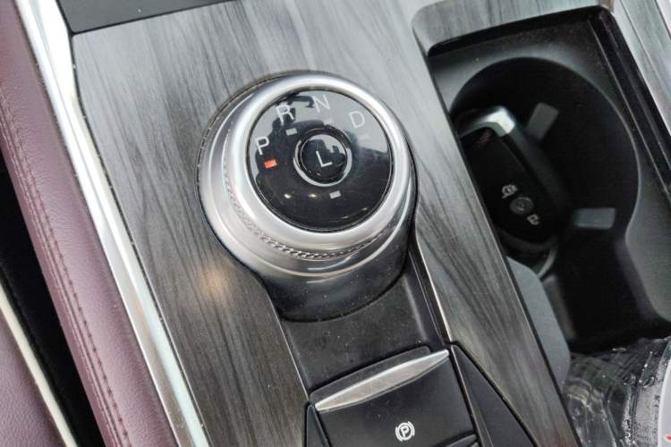 Used Ford Explorer 2023 EcoBoost 285 Four-Wheel Drive Titanium Edition 6 Seats Gear Lever