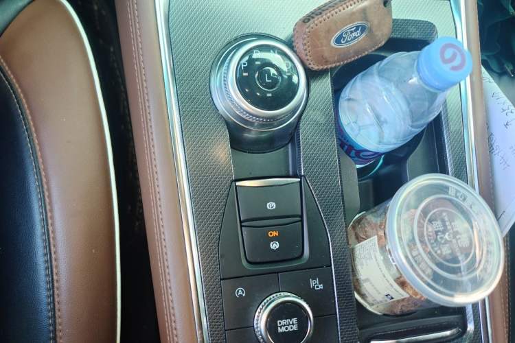Used Ford Explorer 2023 EcoBoost 285 Four-Wheel Drive Titanium Edition 7-Seater Gear Lever