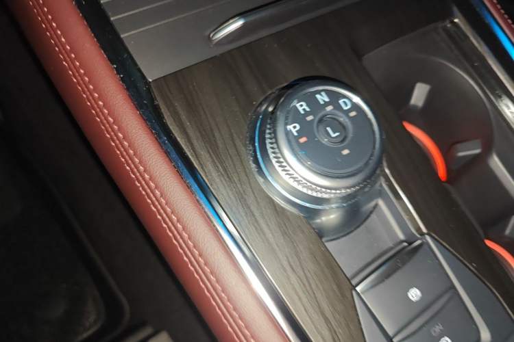 Used Ford Explorer 2023 EcoBoost 285 Four-Wheel Drive Titanium Edition 7-Seater Gear Lever
