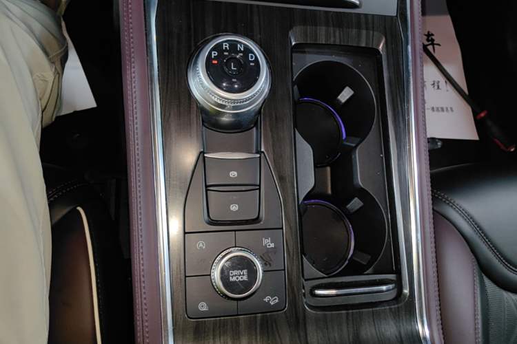 Used Ford Explorer 2023 EcoBoost 285 Four-Wheel Drive Titanium Edition 7-Seater Gear Lever