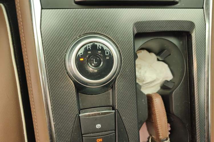 Used Ford Explorer 2023 EcoBoost 285 Four-Wheel Drive Titanium Edition 7-Seater Gear Lever