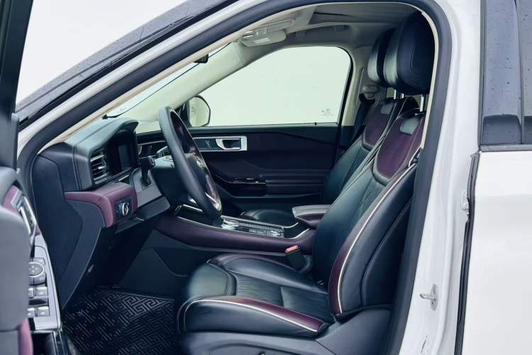 Used Ford Explorer 2023 EcoBoost 285 Four-Wheel Drive Titanium Edition 7-Seater Interior 1