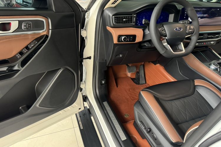 Used Ford Explorer 2023 EcoBoost 285 Four-Wheel Drive Titanium Edition 6 Seats Interior 1